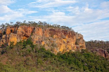 Kumtaşı kayalıklarla Cania Gorge Queensland Avustralya