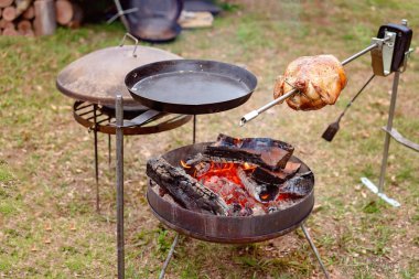 Açık Ateş Üzerinde Tavuk Kavurma