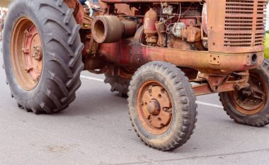 Sokak Geçit Töreninde Vintage Traktör