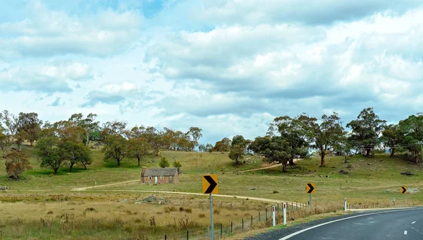 Old Country Cottage On Side Of The Road — Stock Photo, Image