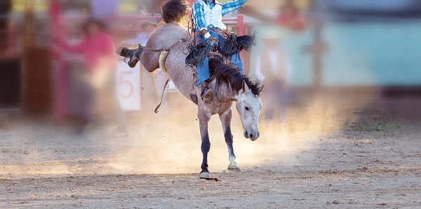 Bucking jazda konna Rodeo konkurs — Zdjęcie stockowe