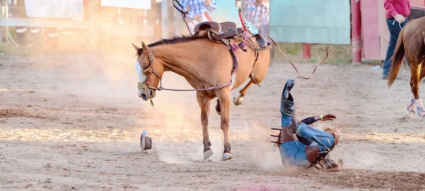 Bucking Cabalgata Rodeo Competencia — Foto de Stock
