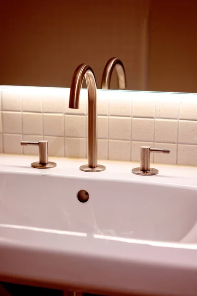 Un lavabo de baño moderno — Foto de Stock