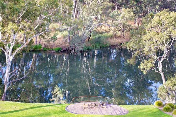 Rivier stil water reflecties met uitkijkplatform — Stockfoto