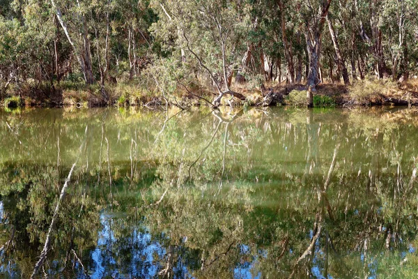 Rivier water reflecties in landelijk land — Stockfoto