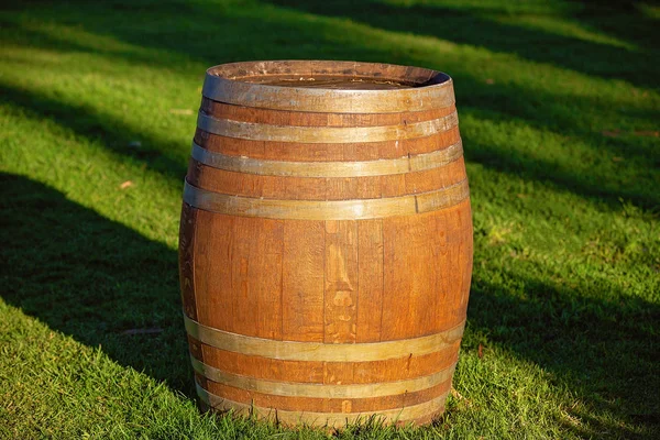 Una barrica de vino de madera en el césped verde — Foto de Stock