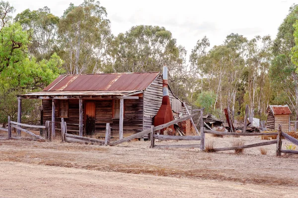 Homestead australiano abandonado no Bush — Fotografia de Stock