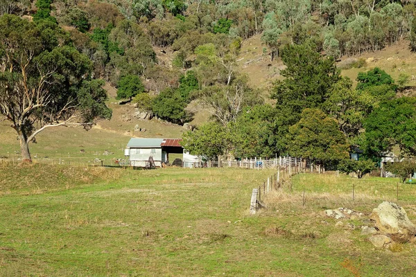 Ein Schuppen in einer ländlichen Landschaft — Stockfoto