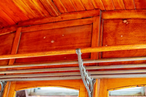 Ahşap Tavanlı Vintage Tramvay Araba Rafı