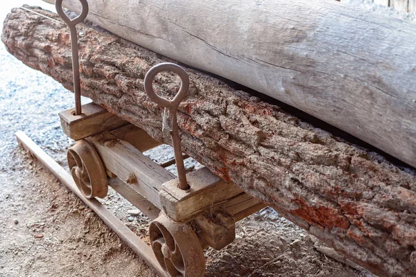 Holzstämme auf Oldtimer-Wagen — Stockfoto