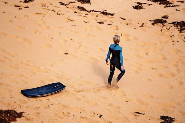 Um surfista caminhando para baixo em linha reta — Fotografia de Stock