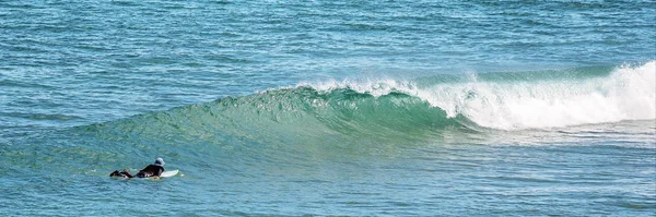 Surfista no berçário de baleias da praia de Logan — Fotografia de Stock