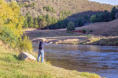 Emekli Güzel Nehir Üzerinde Balıkçılık Zevk