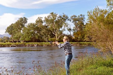 Bir Nehirde Emekli Fly Balıkçılık