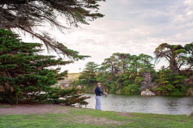 Bir Nehir Üzerinde Kıdemli Erkek Emekli Balıkçılık