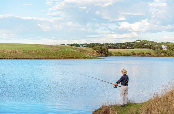 Male Retiree Enjoying The Great Outdoors — Stock Photo, Image