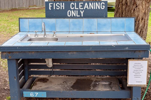Мийка для очищення риби на відкритому повітрі — стокове фото