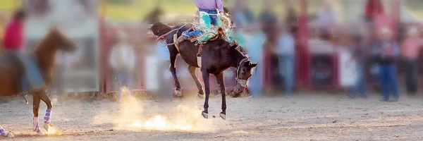 Bucking jazda konna Rodeo konkurs — Zdjęcie stockowe
