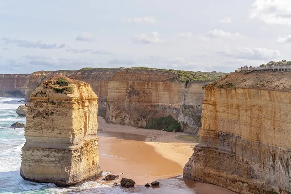 Människor på de tolv apostlarna tittar plattform Australien — Stockfoto