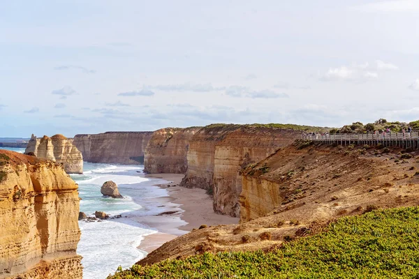 Människor på de tolv apostlarna tittar plattform Australien — Stockfoto