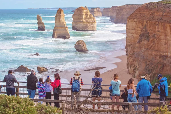 Mensen op de twaalf apostelen die het platform Australië bekijken — Stockfoto