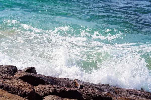 Eau qui pousse contre les rochers — Photo