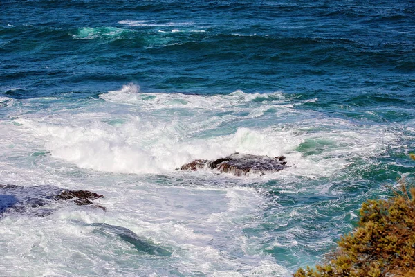 Kayaların Etrafında Deniz Suyu Çalkantılı — Stok fotoğraf