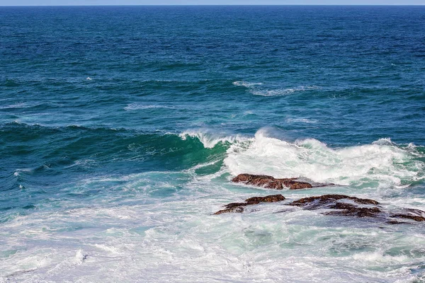 Kayaların Etrafında Deniz Suyu Çalkantılı — Stok fotoğraf