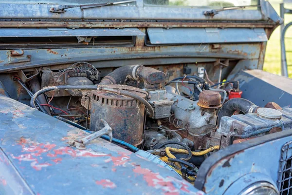 Viejo motor de coche abandonado — Foto de Stock