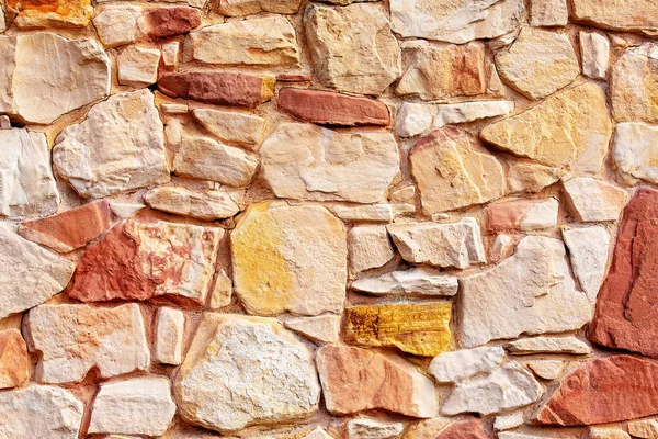 En starkt byggd textural stenmur — Stockfoto
