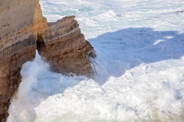 Wellen krachen auf Kalksteinfelsen — Stockfoto