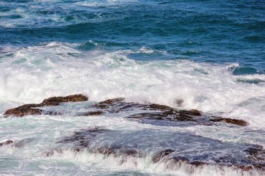 kayalara karşı okyanus dalgaları