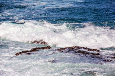 Köpüklü Su Kayalar Üzerine Çökmesini