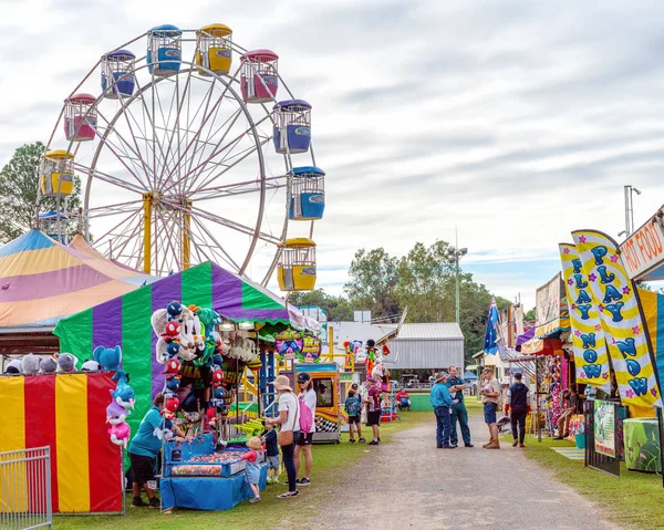 Roda gigante e barracas na feira do país — Fotografia de Stock