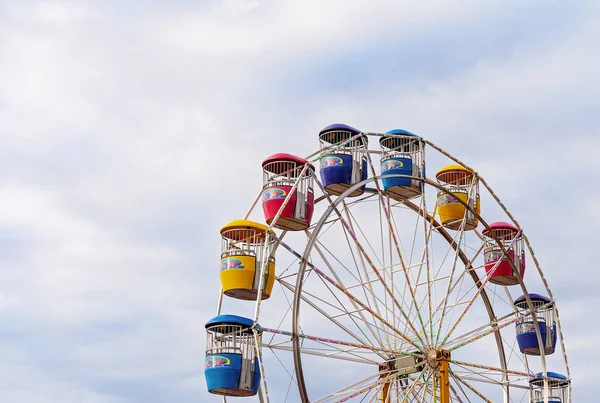 Riesenradfahren auf dem Volksfest — Stockfoto