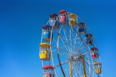 Gökyüzünde Dönme Dolap Ride Yüksek