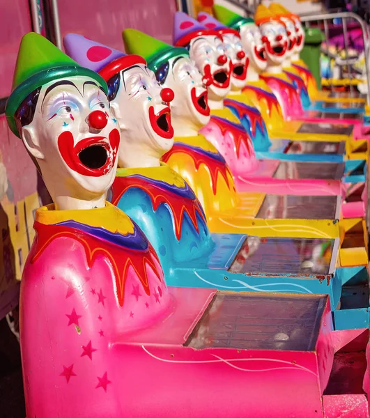 Palla in bocca di clown gioco a un luna park — Foto Stock