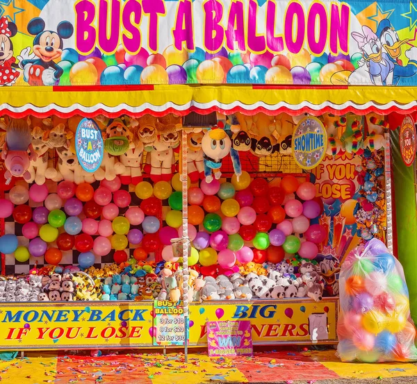 Busting palloncino gioco a un luna park — Foto Stock