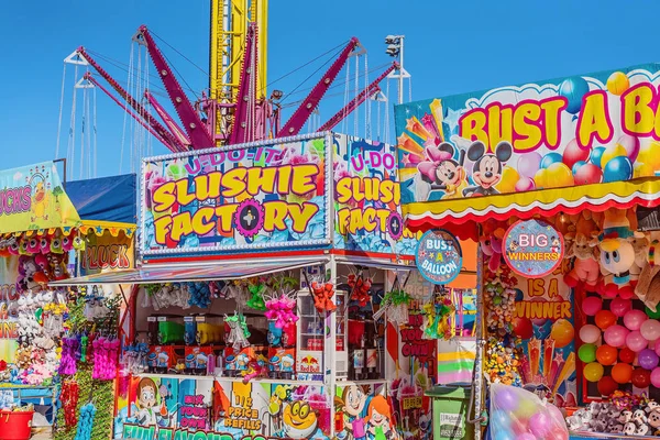 Sideshow Alley con cibo e selvaggina bancarelle a un luna park — Foto Stock