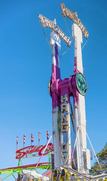 Nervenkitzel hoch in der Luft beim Karneval — Stockfoto