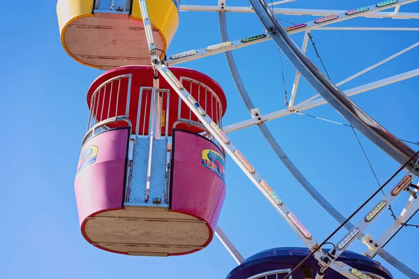 Passeio da roda de Ferris altamente no céu — Fotografia de Stock