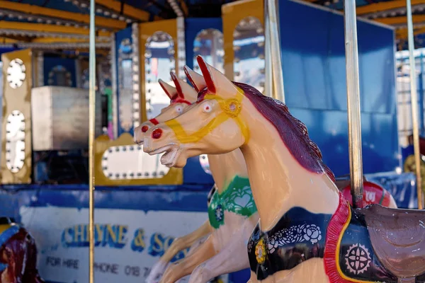 Carrossel de Cavalo Merry-Go-Round em um Carnaval — Fotografia de Stock