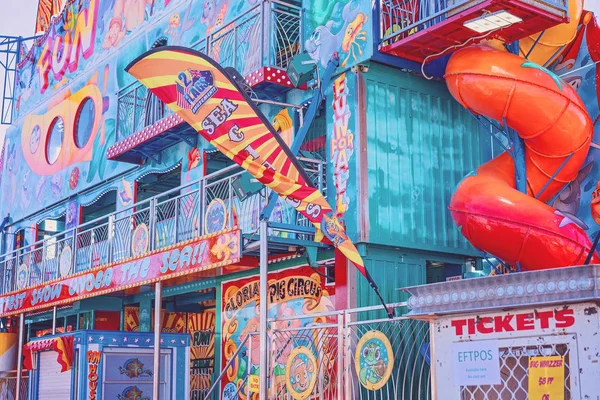 Sob a atração do mar em um carnaval viajante — Fotografia de Stock