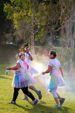 Kızlar Fun Run Sırasında Renkli Toz Atma