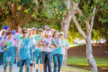 Gençler Fun Run Renkli Toz Splattered