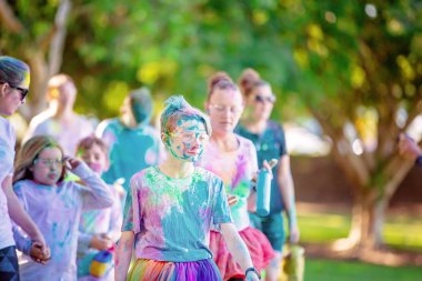 Renkli Toz Kaplı Boy Eğlenceli Çalıştır