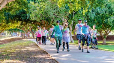 İnsanlar Eğlenceli Run Renkli Olmanın Keyfini Çıkarın