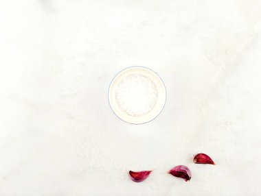 Tuz Ve Sarımsak Pişirme Malzemeleri İzole