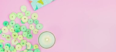 Yeşil Mum Ve Lemongrass Düğmeler Pembe Arka Plan