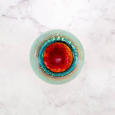 Beyaz Arka Plan Üzerine Renkli Cam Vazo